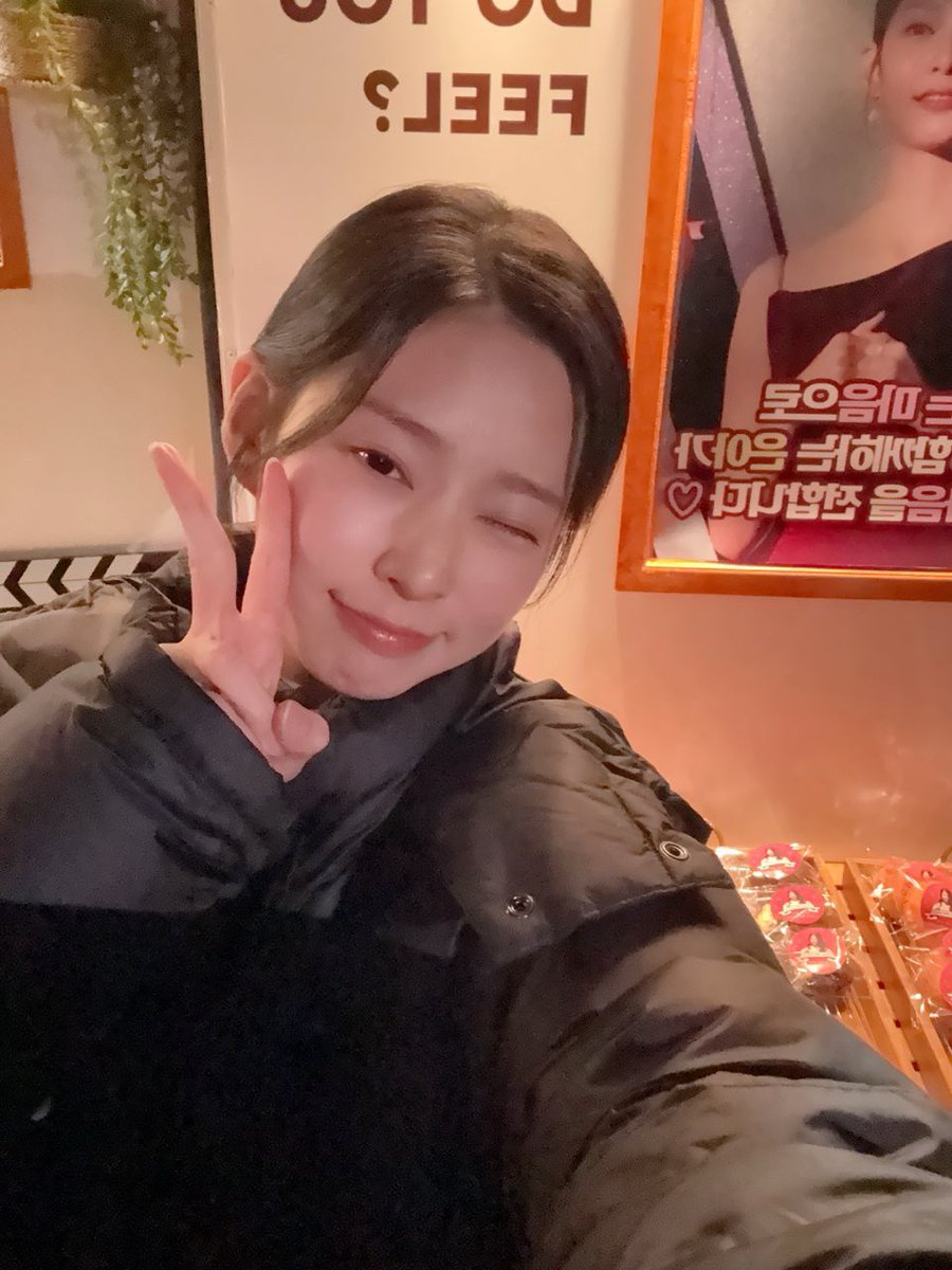 Kinju's tweet image. just chilling here like a sleepy kitten, doing absolutely nothing, and still stealing hearts… sorry not sorry. i’m minddu .___. warm lights, cozy fits, and extra-soft energy. if this is too cute, please look away (but don’t really) :3