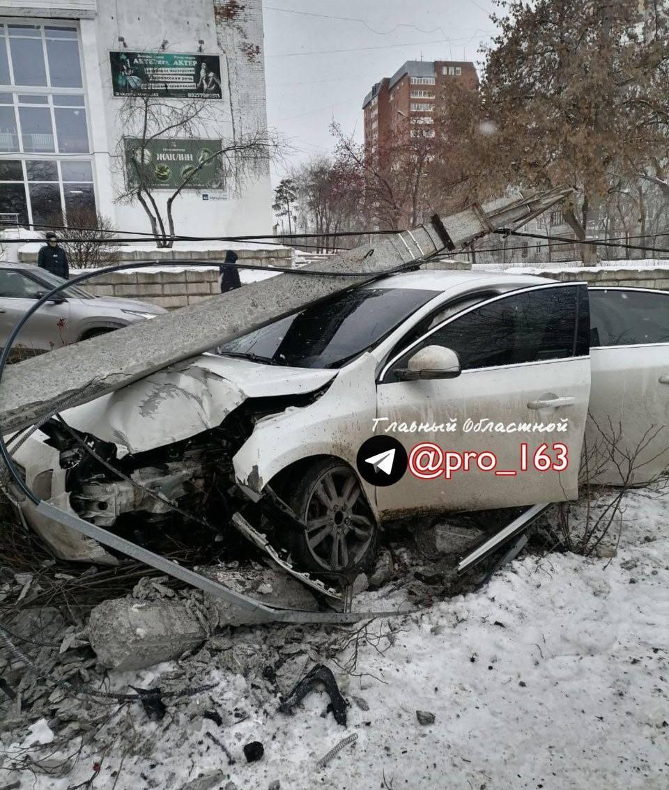 В Тольятти водитель влетел в столб, чтобы спасти школьника, который внезапно выбежал на дорогу. Фото с места ДТП
vk.cc/cSNxeD