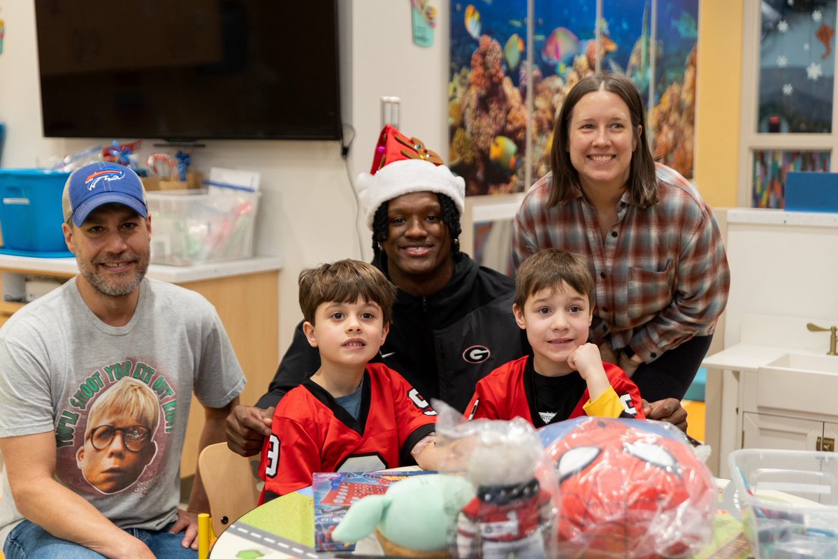 Chris_Cole3's tweet image. Huge Thanks to My Hometown and Dawg Nation for making “Christmas with Chris” a blessing for the kids! 🧸🎄🎁❤️🖤🎅🏾 #GoDawgs