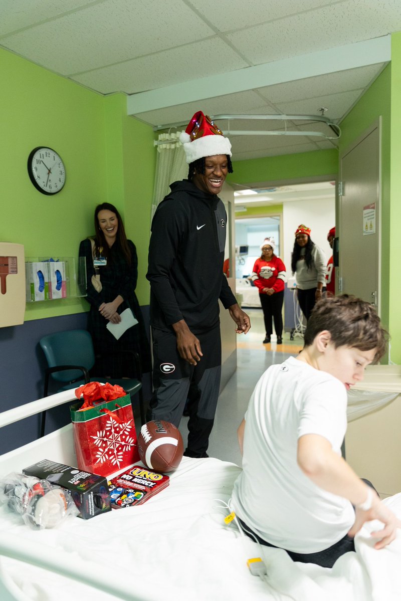 Chris_Cole3's tweet image. Huge Thanks to My Hometown and Dawg Nation for making “Christmas with Chris” a blessing for the kids! 🧸🎄🎁❤️🖤🎅🏾 #GoDawgs
