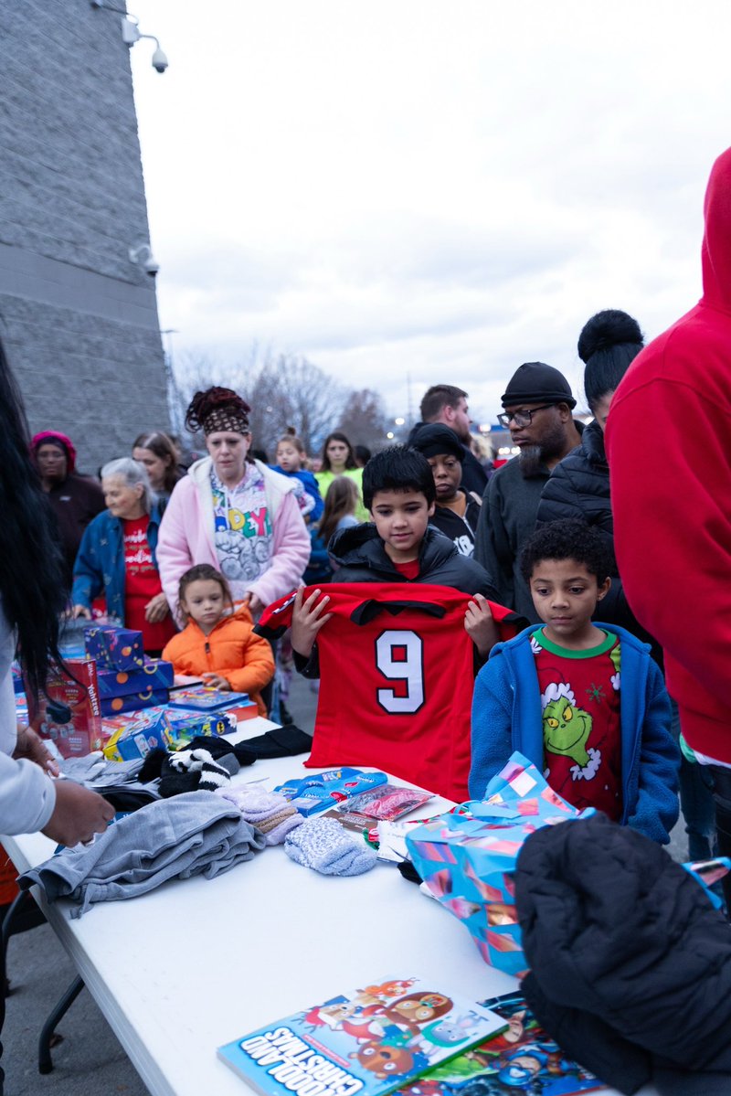 Chris_Cole3's tweet image. Huge Thanks to My Hometown and Dawg Nation for making “Christmas with Chris” a blessing for the kids! 🧸🎄🎁❤️🖤🎅🏾 #GoDawgs