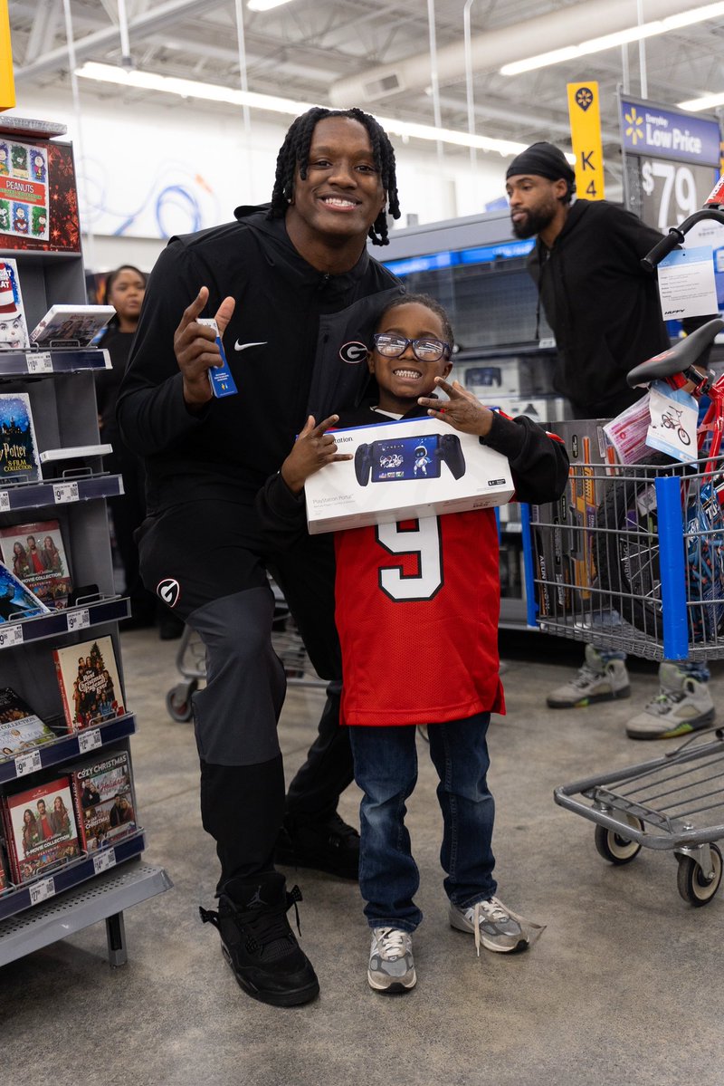 Chris_Cole3's tweet image. Huge Thanks to My Hometown and Dawg Nation for making “Christmas with Chris” a blessing for the kids! 🧸🎄🎁❤️🖤🎅🏾 #GoDawgs