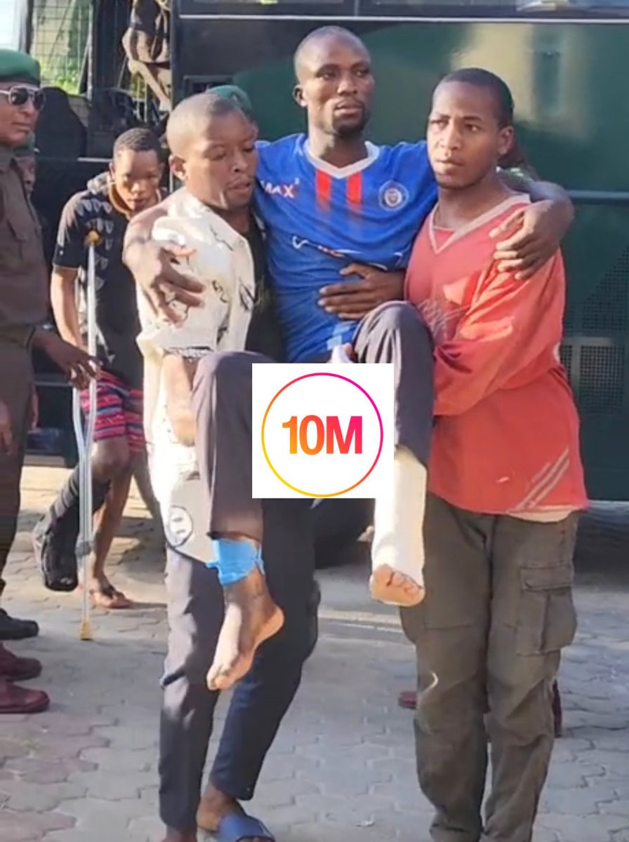 Twaha_Mwaipaya's tweet photo. WATANZANIA SISI NI WASHINDI NDANI YA MASAA 19 TUMEMCHANGIA JOVIN MILLION 10.

Jovini Kaaya ni mkazi wa Kimara Wilaya ya Ubungo Dar, Jovin amekuwa akimbeba Baraka kila alipofika mahakamani kwenye kesi ya uhaini, Jovini alionyesha moyo wa kipekee na kuvutia hisia za wengi, Baraka na Jovin waliachiliwa siku ya Jumatano. 

MCHANGO HUU ULIKUWA NI SEHEMU YA MAANDAMANO YA HAKI NA KUONYESHA NGUVU YA UMMA.