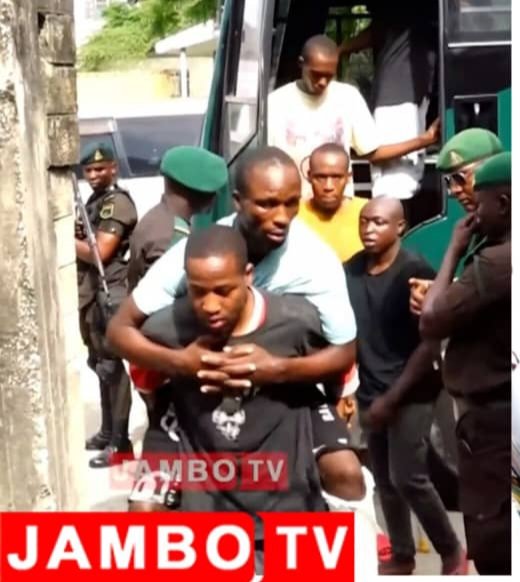 Twaha_Mwaipaya's tweet photo. WATANZANIA SISI NI WASHINDI NDANI YA MASAA 19 TUMEMCHANGIA JOVIN MILLION 10.

Jovini Kaaya ni mkazi wa Kimara Wilaya ya Ubungo Dar, Jovin amekuwa akimbeba Baraka kila alipofika mahakamani kwenye kesi ya uhaini, Jovini alionyesha moyo wa kipekee na kuvutia hisia za wengi, Baraka na Jovin waliachiliwa siku ya Jumatano. 

MCHANGO HUU ULIKUWA NI SEHEMU YA MAANDAMANO YA HAKI NA KUONYESHA NGUVU YA UMMA.