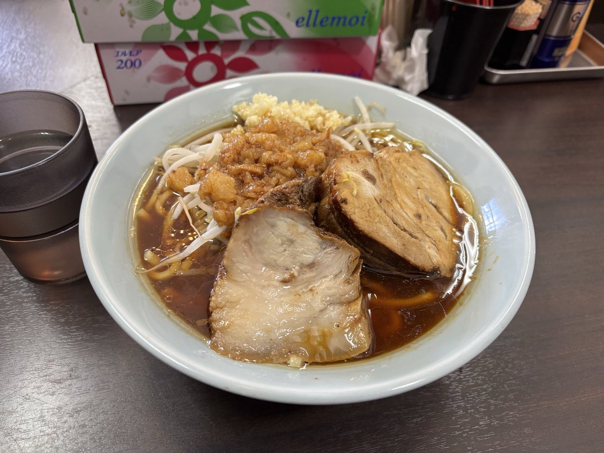 岡山一のデカ豚二郎系ラーメン』マシマシ麺まで届け 癖少なめで食べ