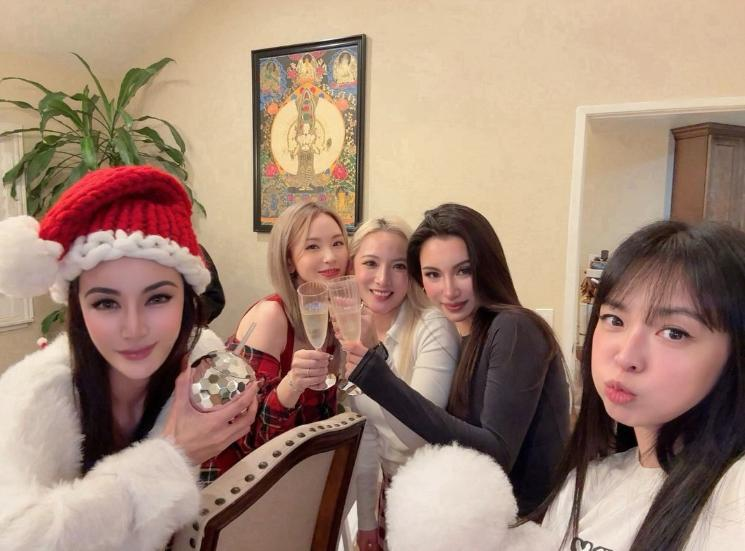 BayleeWerth3's tweet photo. Friends from Shanghai China  some I've known for years  others I met recently   but regardless  it's all a wonderful memory and a pleasant relationshi #Christmas2025 https://t.co/umCPrh3sz0