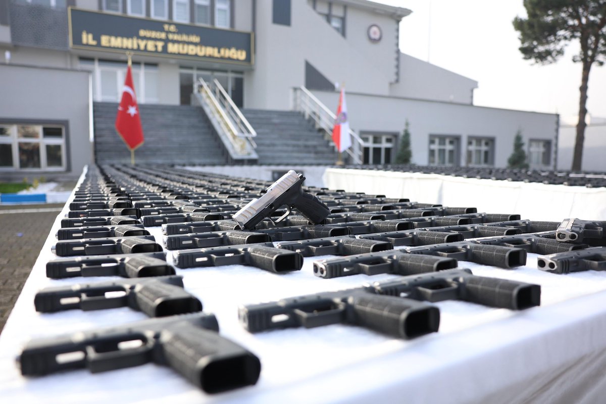 AvAliDvrmAn's tweet photo. Düzce Emniyet Güçlerimizin çabası ile ele geçirilen seri numaraları bile olmayan 2100 adet demonte silahın ne için, kim için, hangi amaçla, nereye sevkedildiği 

Ela Rümeysa'nın ruju, etek boyu ve  gözlüğü kadar konuşulmadı, merak edilmedi https://t.co/K9oCcisxVJ