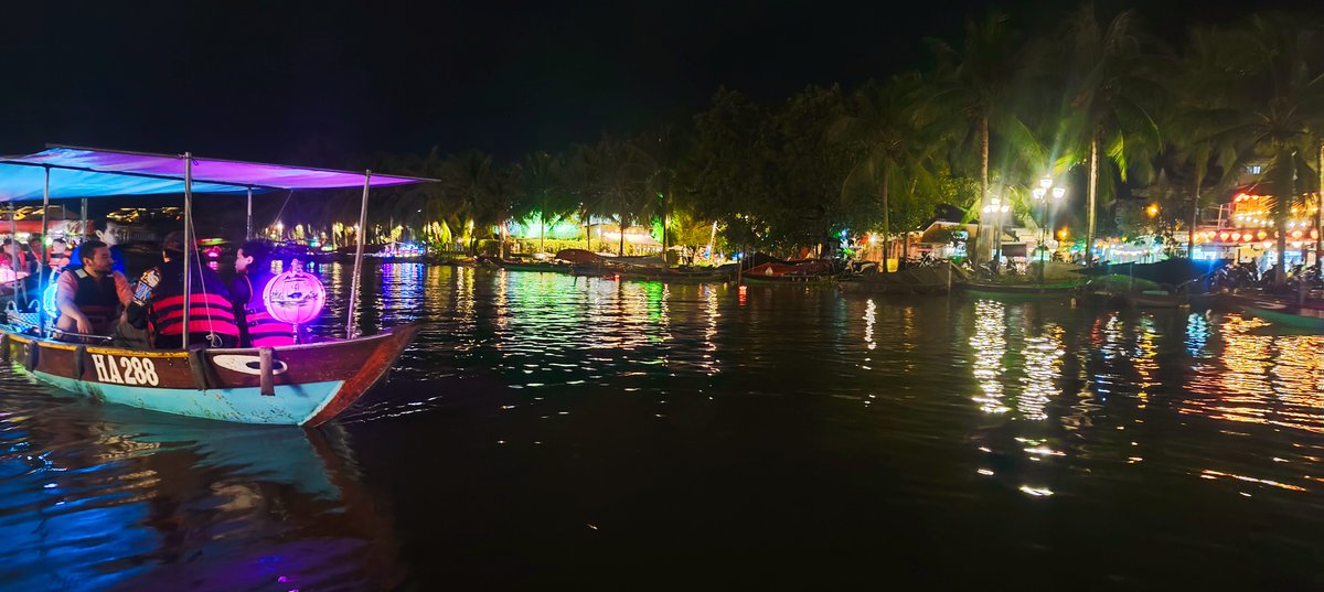 TravelVibesHB's tweet photo. Lost in the magic of Hoi An Ancient Town 🌙✨
Lantern-lit streets, calm river reflections, and timeless charm — Vietnam at its most beautiful 🇻🇳
#HoiAn #HoiAnAncientTown #VietnamTravel #TravelPhotography #NightPhotography #LanternTown #Wanderlust #TravelDiaries https://t.co/JoKHDN7QOF