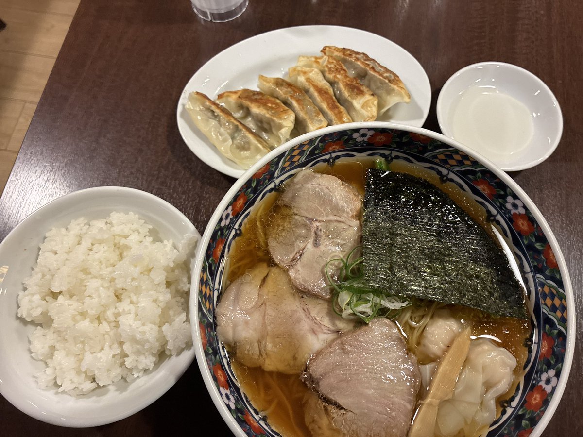 ryisakurao1's tweet photo. 送り忘れ。京急川崎駅前のDICE内にある「麺屋空海」で特製醤油らぁ麺とご飯、餃子。
 #らーじお 
 #37diet 
 #ご褒美のラー ストック 4回 https://t.co/ReT4jilWrO