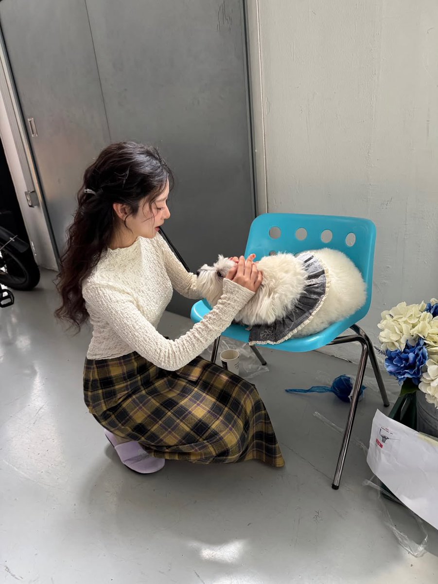 Kinju's tweet image. one minute i’m posing, the next i’m laughing with my fluffy partner-in-crime. the outfit? cute. the vibe? unfiltered and happy. honestly, these are the moments that make everything feel lighter