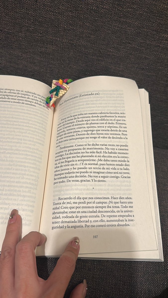 El relato Para Hyeonnam y Lo que sabe la señorita Kim me parecieron súper universales… Gran libro. Recomiendo para estos días taciturnos.