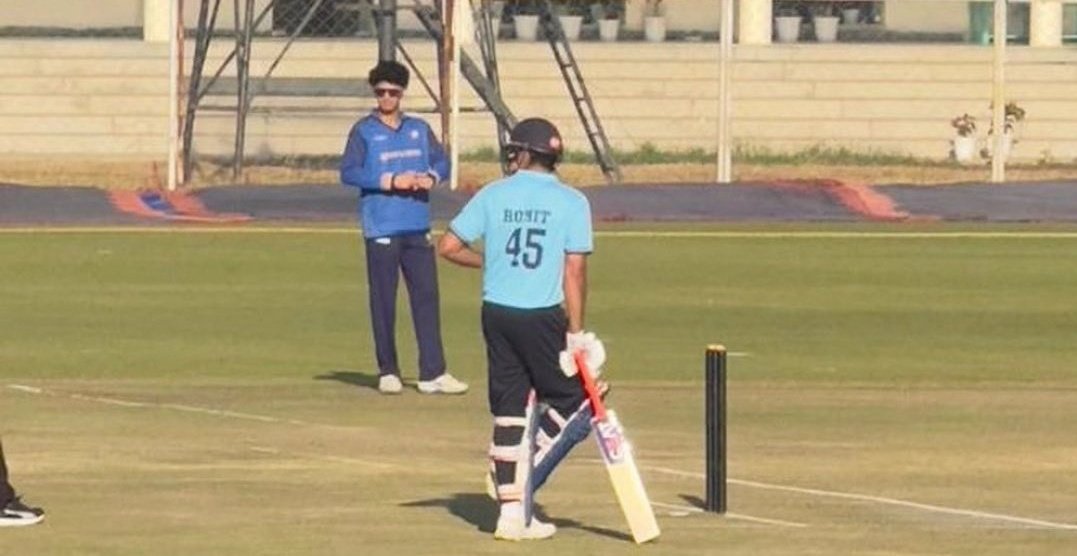 This is today’s Vijay Hazare Trophy story of Virat Kohli and Rohit Sharma.👀

Rohit Sharma got out for zero on the first ball while attempting a pull shot💔

But Virat Kohli played a brilliant innings, scoring 77 runs off 61 balls.🔥

Hope both of them score centuries in the next