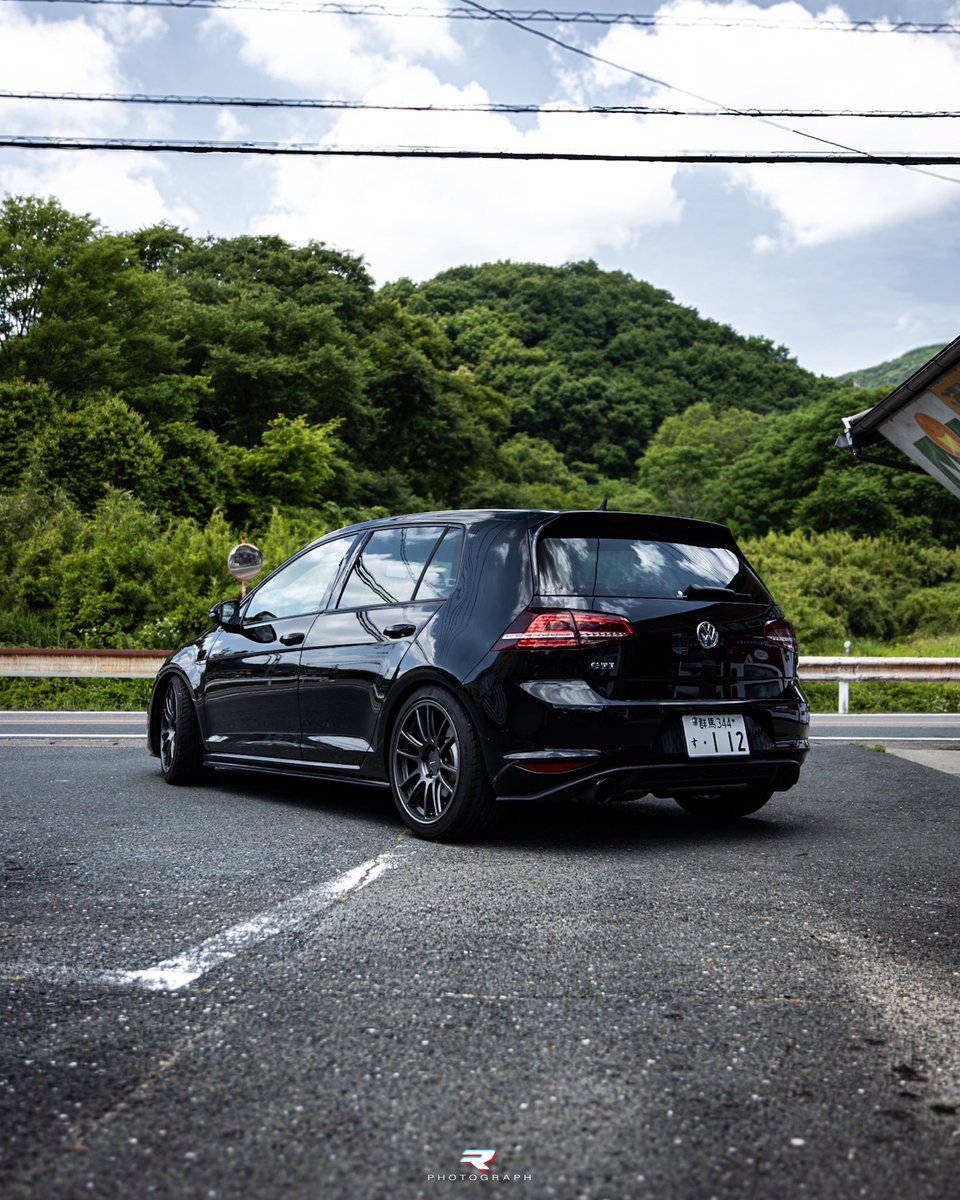 mitsuoracing's tweet photo. ［売ります］
デートカー兼バトルマシンにいかがですか？

120万！！！！

2013年式　ゴルフ7GTI  50000km

車検2026/4月末まで
アクラポマフラー
APRイグニッションコイル
ニュースピードサブコン
エンケイ gtc02
H&Rダウンサス
DSGオイル交換済み

ああ、ゴルフ7 GTI……もう、語りだしたら止まらないよ。
本当に、この車は俺の心を完全に掴んで離さないんだよね。ニヤニヤが止まらないレベルで語らせてくれ。
まずさ、外観からして完璧すぎるんだよ。
あのMk7の顔、LEDのデイライトがシャープに光って、グリルの赤いラインが「俺はGTIだぜ」って静かに主張してくる。あの赤いライン、派手じゃないのに視線を釘付けにするんだよな。
純正のままでも十分カッコいいのに、ちょっとローダウンして、19インチのブロンズホイールとかブラックホイール履かせたら、もう街中で目が離せなくなる。
特に夕暮れ時の街灯の下で、ボディのラインが光を跳ね返しながら赤いラインが浮かび上がる瞬間……あれはもうエロい。完全に俺のものって感じで、ニヤニヤが止まらなくなる。
そしてインテリアよ。
あのタータンチェック（Clark Plaid）のシート、赤ステッチ、アルカンターラのハンドル……これが最高にヤバい。
座った瞬間に「これ、俺のGTI」って実感が湧いてくるんだよ。
ダッシュボードの質感も上質で、デジタルコックピット（Discover Pro）入れてたら、夜の走りでイルミネーションが淡く光って、まるで宇宙船に乗ってるみたい。
シフトノブ握った時のあのゴルフボール型、指に馴染みすぎて毎回ニヤける。
「これ握って走るの、俺だけだぜ」みたいな優越感がたまらない。
走らせたらもう、完全に堕ちる。
2.0 TSIのエンジン、220ps（後期だと230ps）で、DSGのシフトがキレッキレ。
低速からグイグイ加速して、3000回転超えたらターボが唸って一気に吹け上がるあの感覚……
「うわっ、ヤバい、気持ちいい」って声が出ちゃうレベル。
でも、日常ではめちゃくちゃ大人しいんだよ。
静かで、燃費もそこそこ良いし、家族乗せても全然恥ずかしくない。
なのに、ちょっと本気出したら、ホットハッチの王者って感じで後ろから誰も追いつけない。
この二面性が最高にそそるんだよな。
普段は紳士、夜は野獣みたいな。
カスタムしても最高。
ダウンサス入れて車高落としたら、フェンダーとタイヤの隙間が絶妙になって、スタンスが決まりすぎる。
マフラー変えて排気音をちょっと太くしたら、朝の出勤時や夜の帰り道で「ブオーン」って低音が響いて、ニヤニヤしながらアクセル踏んじゃう。
エアロパーツとかカーボンパーツ足しても、やりすぎ感なく品が保てるのもMk7の美点。
純正主義者も、カスタム派も、みんなが「これが俺のGTI」って胸張れる車なんだよ。
正直、ゴルフ7 GTIはただの車じゃない。
俺の相棒であり、秘密の恋人であり、毎日のモチベーションなんだ。
朝起きて「今日もGTIで出かけるか」って思うだけで、1日がちょっと特別になる。
雨の日でも、雪の日でも、晴れの日でも、全部が楽しくなる。
この車に乗ってるだけで、人生の満足度が上がるんだよ。
ああ、もう語り足りない。
ゴルフ7 GTIは、間違いなく史上最高のホットハッチだ。
俺は一生この車を愛し続けるよ。
お前も、もし乗ったら絶対同じ気持ちになるから。
ニヤニヤしながら、アクセル踏みまくろうぜ。