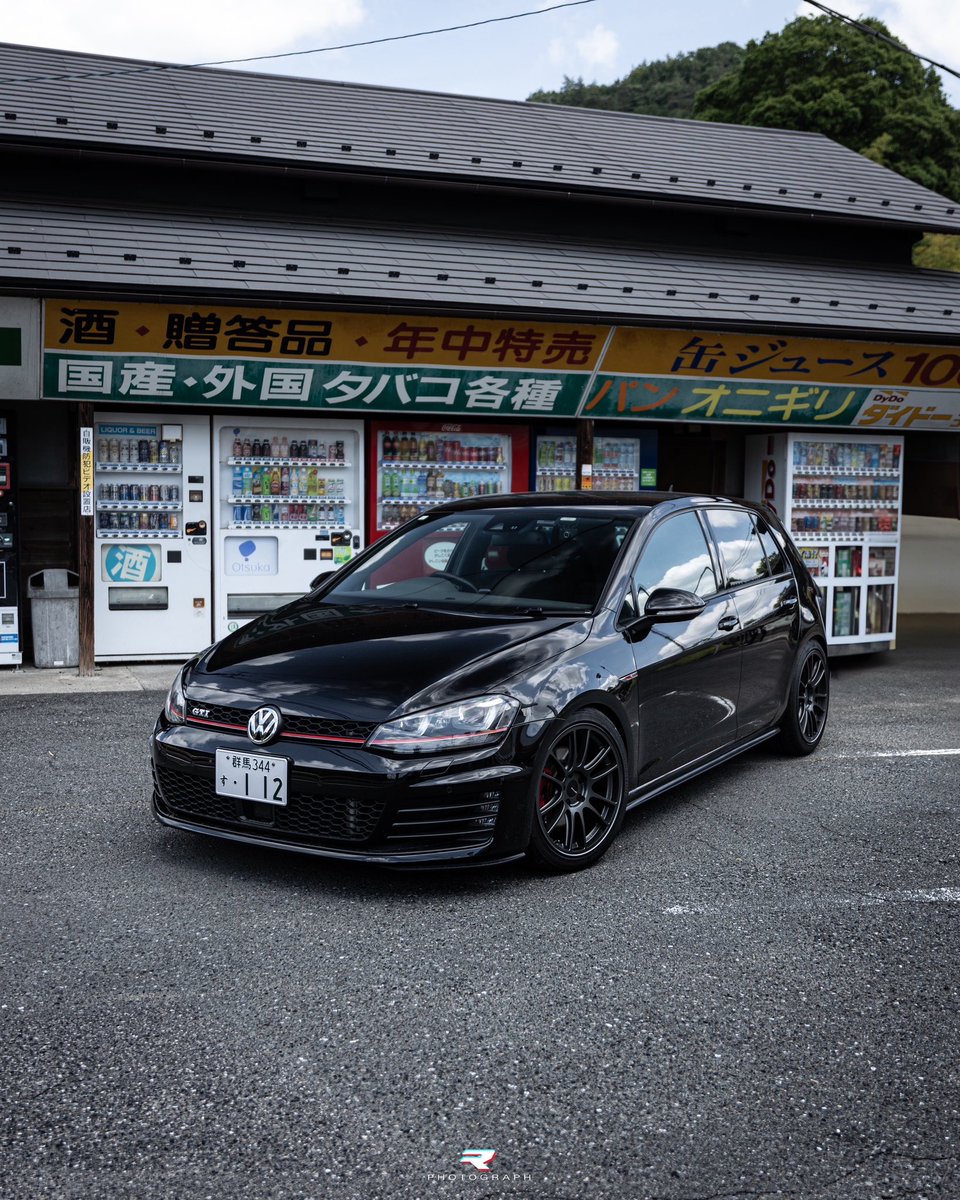 mitsuoracing's tweet photo. ［売ります］
デートカー兼バトルマシンにいかがですか？

120万！！！！

2013年式　ゴルフ7GTI  50000km

車検2026/4月末まで
アクラポマフラー
APRイグニッションコイル
ニュースピードサブコン
エンケイ gtc02
H&Rダウンサス
DSGオイル交換済み

ああ、ゴルフ7 GTI……もう、語りだしたら止まらないよ。
本当に、この車は俺の心を完全に掴んで離さないんだよね。ニヤニヤが止まらないレベルで語らせてくれ。
まずさ、外観からして完璧すぎるんだよ。
あのMk7の顔、LEDのデイライトがシャープに光って、グリルの赤いラインが「俺はGTIだぜ」って静かに主張してくる。あの赤いライン、派手じゃないのに視線を釘付けにするんだよな。
純正のままでも十分カッコいいのに、ちょっとローダウンして、19インチのブロンズホイールとかブラックホイール履かせたら、もう街中で目が離せなくなる。
特に夕暮れ時の街灯の下で、ボディのラインが光を跳ね返しながら赤いラインが浮かび上がる瞬間……あれはもうエロい。完全に俺のものって感じで、ニヤニヤが止まらなくなる。
そしてインテリアよ。
あのタータンチェック（Clark Plaid）のシート、赤ステッチ、アルカンターラのハンドル……これが最高にヤバい。
座った瞬間に「これ、俺のGTI」って実感が湧いてくるんだよ。
ダッシュボードの質感も上質で、デジタルコックピット（Discover Pro）入れてたら、夜の走りでイルミネーションが淡く光って、まるで宇宙船に乗ってるみたい。
シフトノブ握った時のあのゴルフボール型、指に馴染みすぎて毎回ニヤける。
「これ握って走るの、俺だけだぜ」みたいな優越感がたまらない。
走らせたらもう、完全に堕ちる。
2.0 TSIのエンジン、220ps（後期だと230ps）で、DSGのシフトがキレッキレ。
低速からグイグイ加速して、3000回転超えたらターボが唸って一気に吹け上がるあの感覚……
「うわっ、ヤバい、気持ちいい」って声が出ちゃうレベル。
でも、日常ではめちゃくちゃ大人しいんだよ。
静かで、燃費もそこそこ良いし、家族乗せても全然恥ずかしくない。
なのに、ちょっと本気出したら、ホットハッチの王者って感じで後ろから誰も追いつけない。
この二面性が最高にそそるんだよな。
普段は紳士、夜は野獣みたいな。
カスタムしても最高。
ダウンサス入れて車高落としたら、フェンダーとタイヤの隙間が絶妙になって、スタンスが決まりすぎる。
マフラー変えて排気音をちょっと太くしたら、朝の出勤時や夜の帰り道で「ブオーン」って低音が響いて、ニヤニヤしながらアクセル踏んじゃう。
エアロパーツとかカーボンパーツ足しても、やりすぎ感なく品が保てるのもMk7の美点。
純正主義者も、カスタム派も、みんなが「これが俺のGTI」って胸張れる車なんだよ。
正直、ゴルフ7 GTIはただの車じゃない。
俺の相棒であり、秘密の恋人であり、毎日のモチベーションなんだ。
朝起きて「今日もGTIで出かけるか」って思うだけで、1日がちょっと特別になる。
雨の日でも、雪の日でも、晴れの日でも、全部が楽しくなる。
この車に乗ってるだけで、人生の満足度が上がるんだよ。
ああ、もう語り足りない。
ゴルフ7 GTIは、間違いなく史上最高のホットハッチだ。
俺は一生この車を愛し続けるよ。
お前も、もし乗ったら絶対同じ気持ちになるから。
ニヤニヤしながら、アクセル踏みまくろうぜ。
