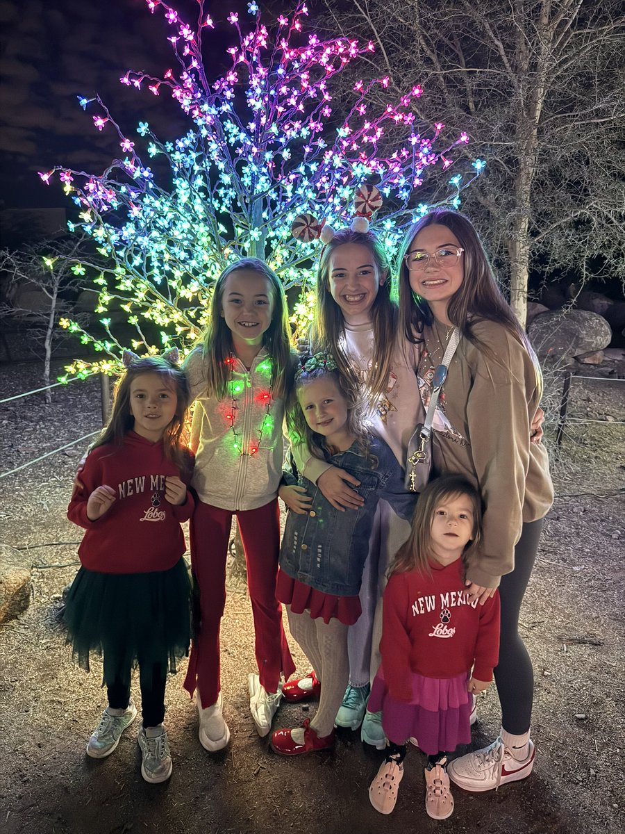 BeautyBabesBall's tweet photo. A great night enjoying Zoo Lights with our @UNMLoboFB football family! GO LOBOS!
β€οΈππ
πΌππ¦π©Άπβ€οΈπΊπβοΈπ³ποΈ
#golobos #bowlgame #zoolights #christmas2025 #coachskids @RateBowl https://t.co/1k8IgR5Yla