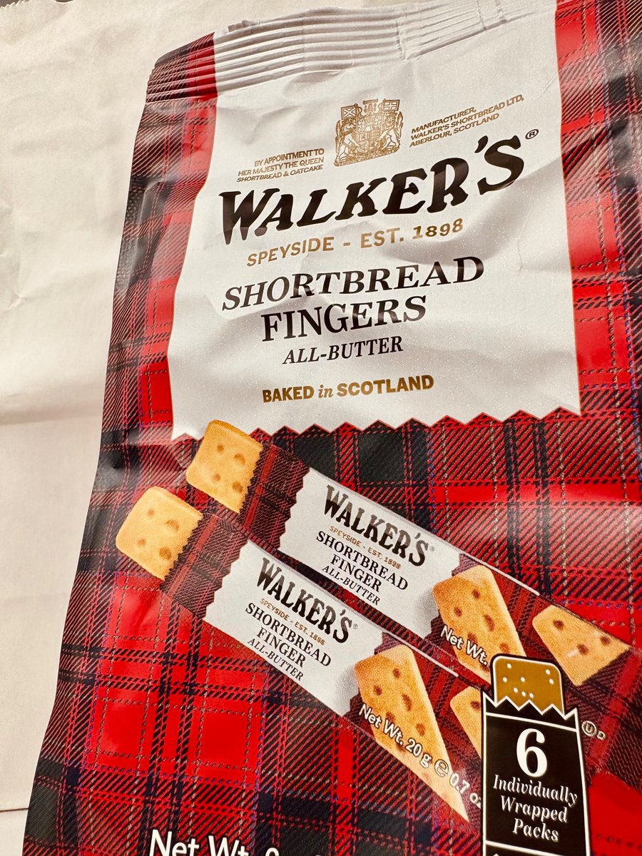 「まもなく年末年始！」の雰囲気が神田・神保町エリアには漂っています…が、みなさまからのサポートのおかげでELECのスタジオは絶賛稼働中でございます！！
(美味しいお菓子をありがとうございます…！)