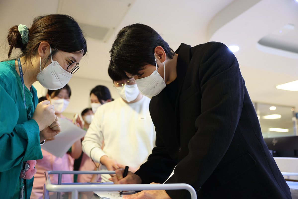 지난 10일 김도영 선수가 서울아산병원 어린이병원 신생아중환자실에 불우 환자 진료비 지원을 목적으로 기부를 진행했습니다.

김도영 선수는 "팬분들께 야구를 통해 받은 사랑을 조금이나마 돌려드리고 싶어 기부를 진행하게 되었다. 아기들이 제 응원을 받고 건강을 되찾아 마음껏 뛰놀고 더 많은