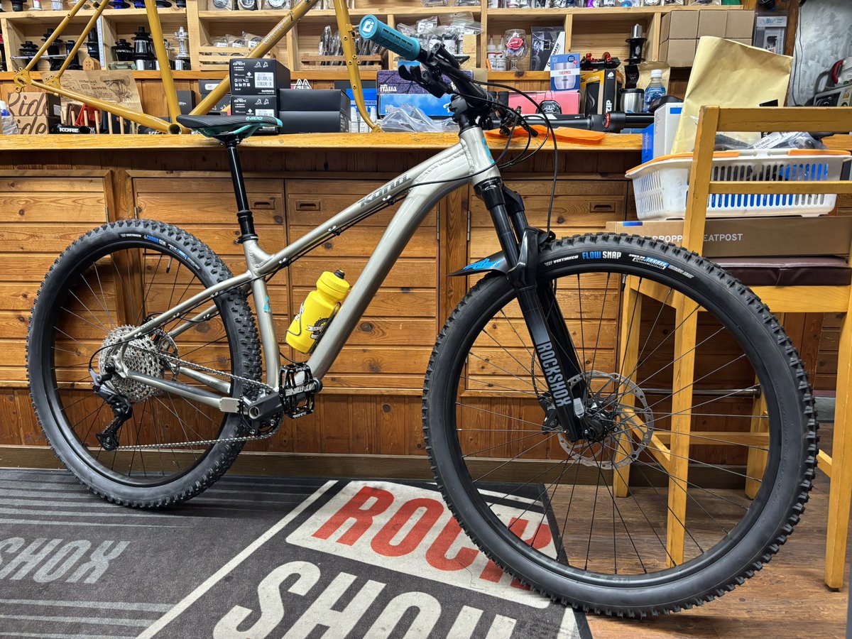 ogwcycle's tweet image. KONA HONZO
ブレーキシステムを4POD&amp;amp;サーボウェーブ付きレバーに、ローターは前後共にワンサイズ大径ローターをインストール。
ほか、アクセサリーを盛りまくってお値段据え置きで仕上げさせていただきました。