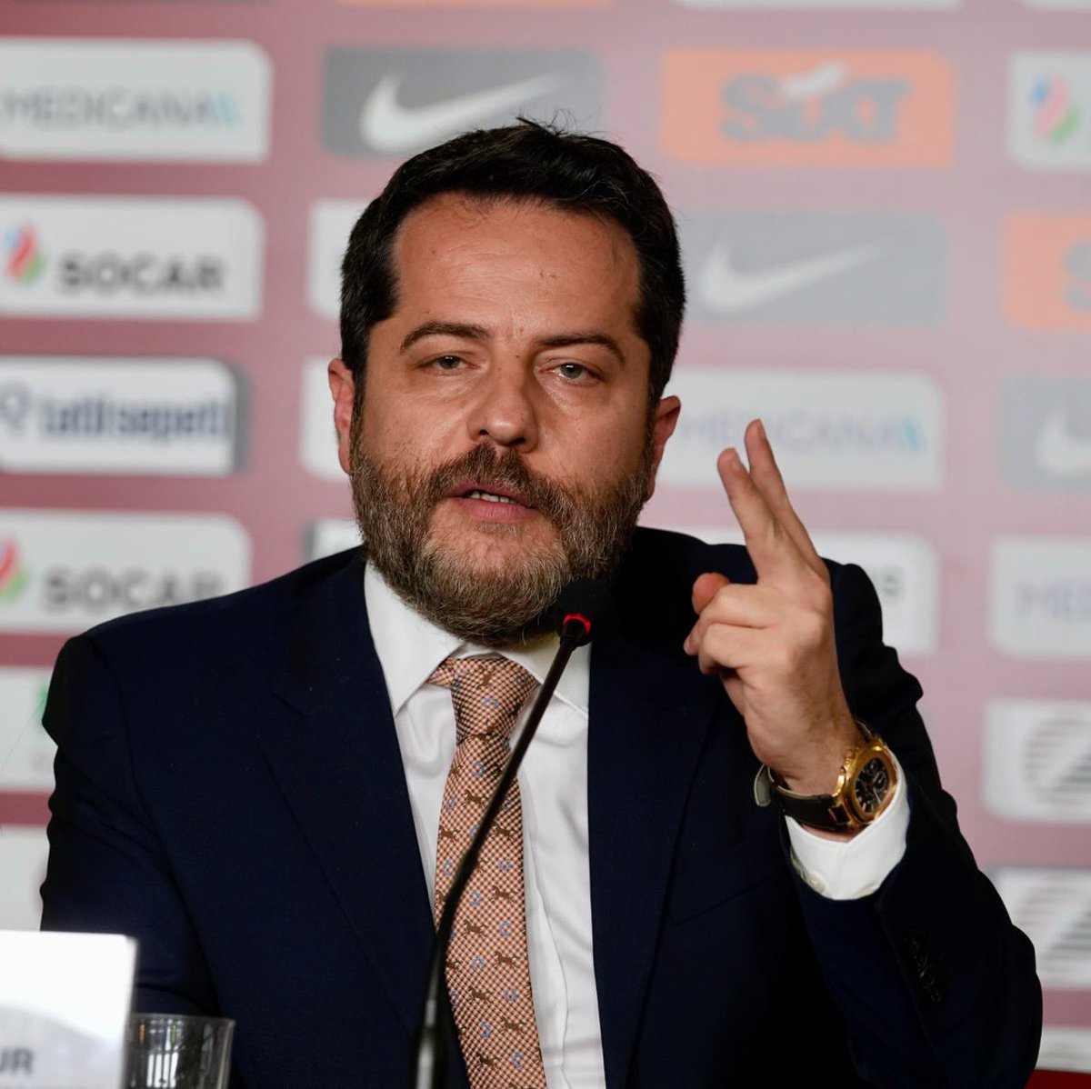 🔴#SONDAKİKA | Futbolda bahis soruşturması kapsamında Erden Timur’un da aralarında bulunduğu 24 şüpheli gözaltına alındı. 

• 4 şüphelinin yakalanmasına yönelik çalışmalar sürüyor.