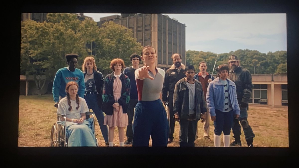 Tem branco, tem preto, tem adolescente, tem velho, tem hétero, tem gay, tem bissexual, tem cadeirante, tem calvo... 

STRANGER THINGS EXTREMAMENTE INCLUSIVA 
#StrangerThings5