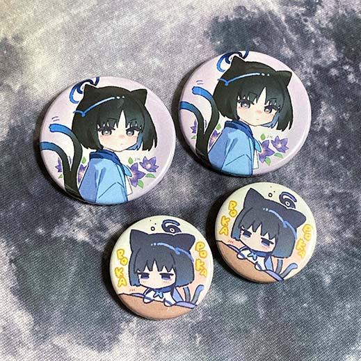 キキョウちゃんの缶バッジのサンプル届いた! 
おすまし顔とコタツぼけの絵柄です 