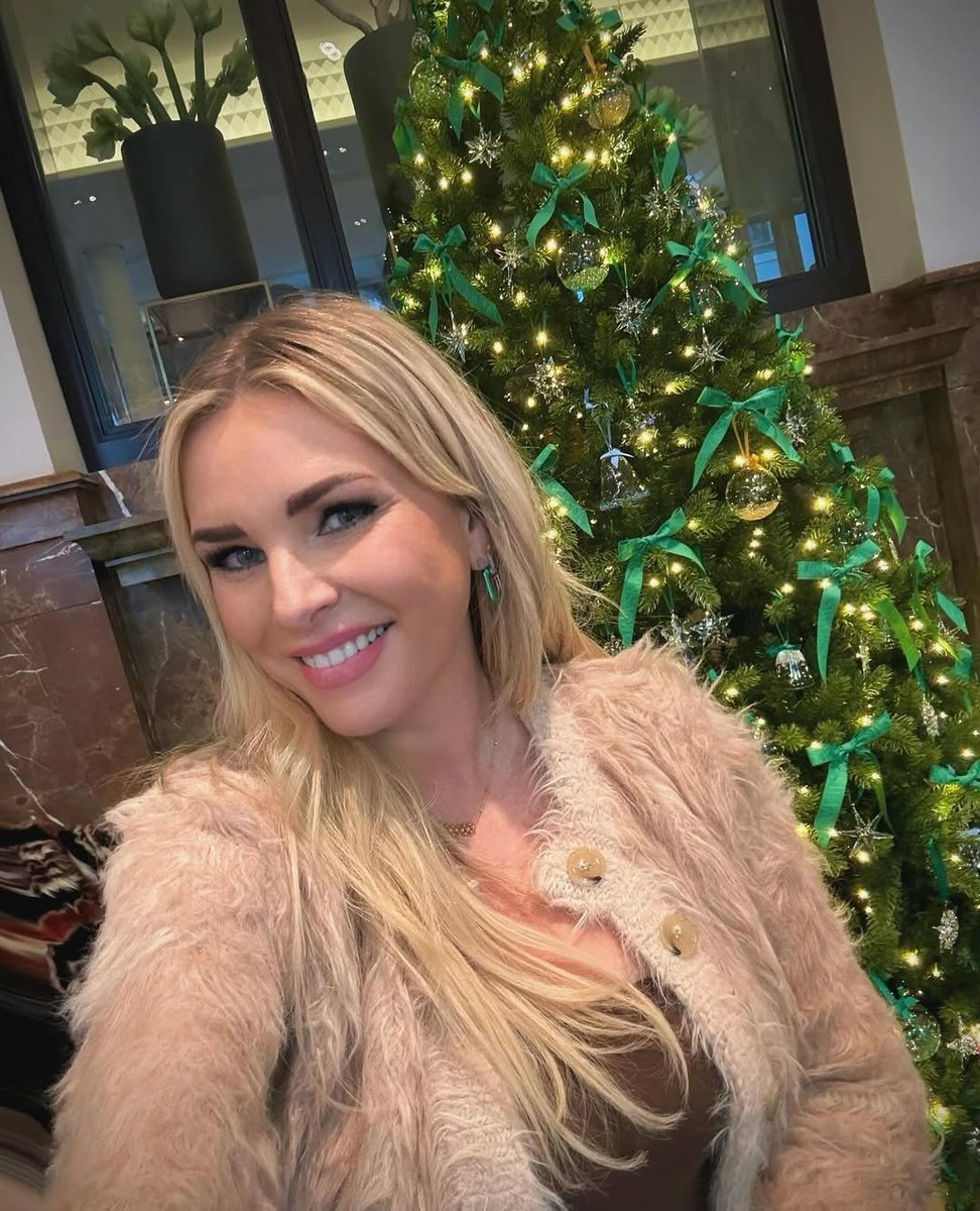 The Christmas lights are slowly fading, but the blessings are still on their way. May your memories be sweet, your life be filled with light, and may you continue to be blessed with good fortune in the new year. 🎄