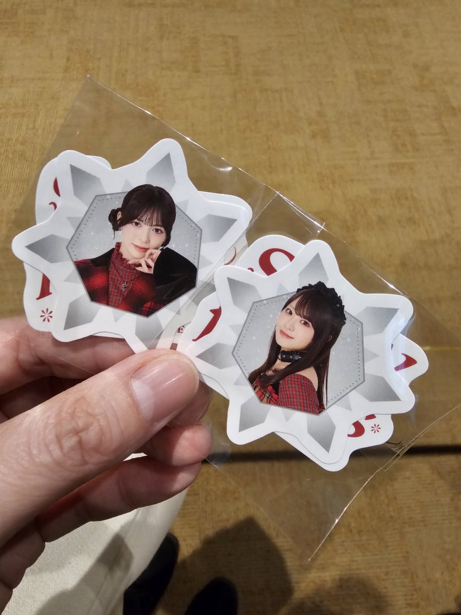 【交換希望】Girls2 スノフレ ガチャガチャ Snow flakes ステッカー

譲)柚葉・來亜
求)綺羅

本日会場付近で交換可能です！