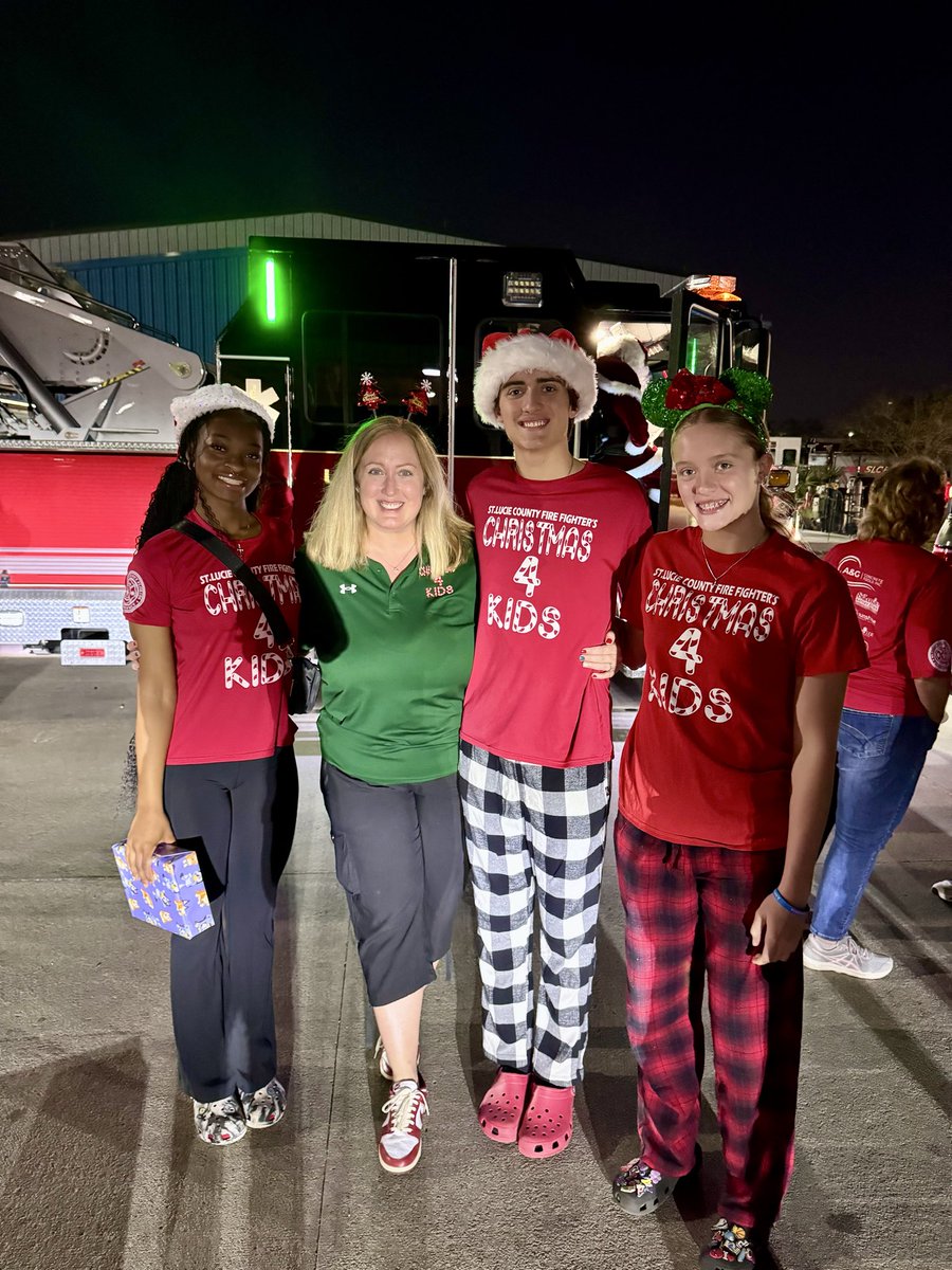 laurieb1723's tweet image. 💚🎄Our reason for the season—bringing joy to families in need on Christmas Day. Up before sunrise delivering toys, clothes &amp;amp; essentials to 8 mobile home parks with SLCFD Christmas4kids. Grateful for the village that helps make it possible.❤️
#ChristmasDay #Gratitude #Volunteer