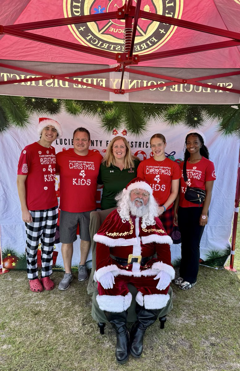 laurieb1723's tweet image. 💚🎄Our reason for the season—bringing joy to families in need on Christmas Day. Up before sunrise delivering toys, clothes &amp;amp; essentials to 8 mobile home parks with SLCFD Christmas4kids. Grateful for the village that helps make it possible.❤️
#ChristmasDay #Gratitude #Volunteer