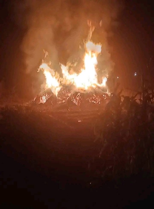 ADCVanguard_'s tweet photo. BREAKING NEWS: Hours ago, residents of Jabo village in Tambuwal LGA, Sokoto State, have fled their homes after an explosive device reportedly fell and ignited a fire, sparking panic amid a series of nighttime airstrikes said to be targeting militant camps by the U.S. military. https://t.co/BrKCpmh7GA