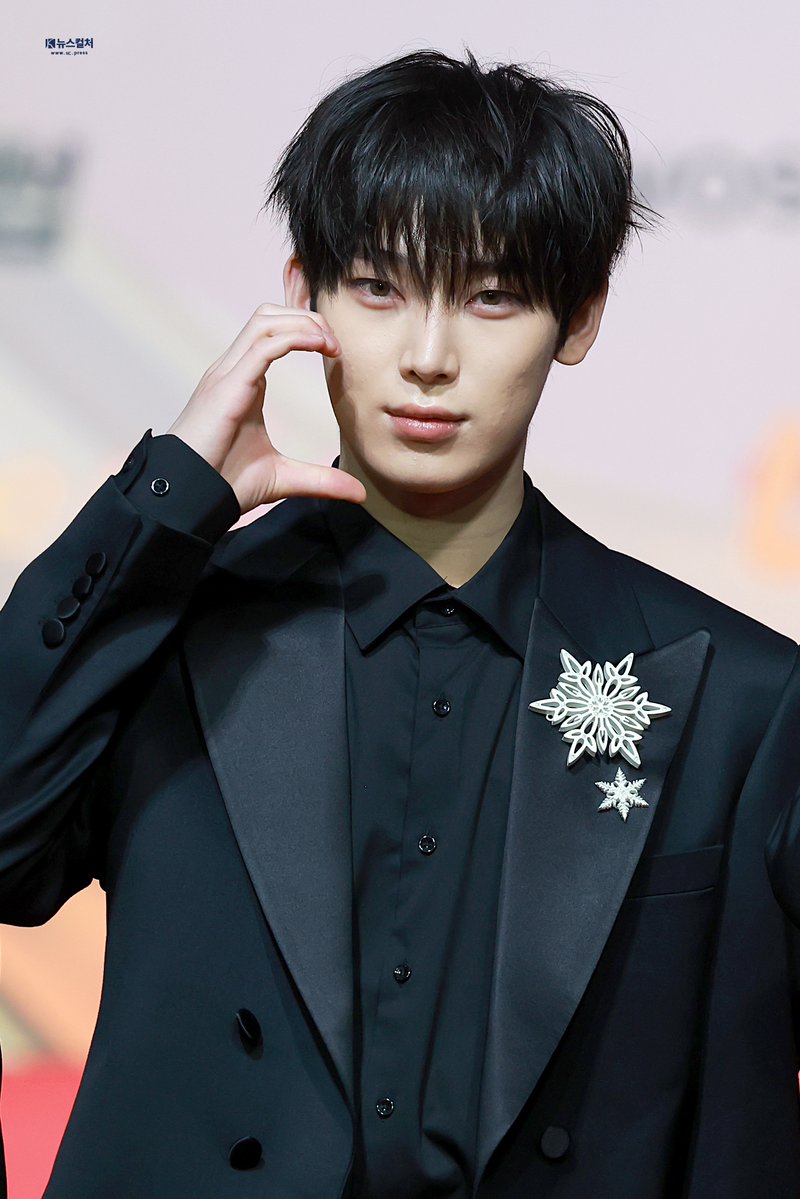 newsculture1's tweet image. 251225 가요대전 레드카펫 엔하이픈 선우

세상:
선우 : 이리와……많이힘들엇지?

🔗nc.press/news/articleVi…

#엔하이픈 #ENHYPEN
#선우 #SUNOO
#뉴스컬처 #nctv