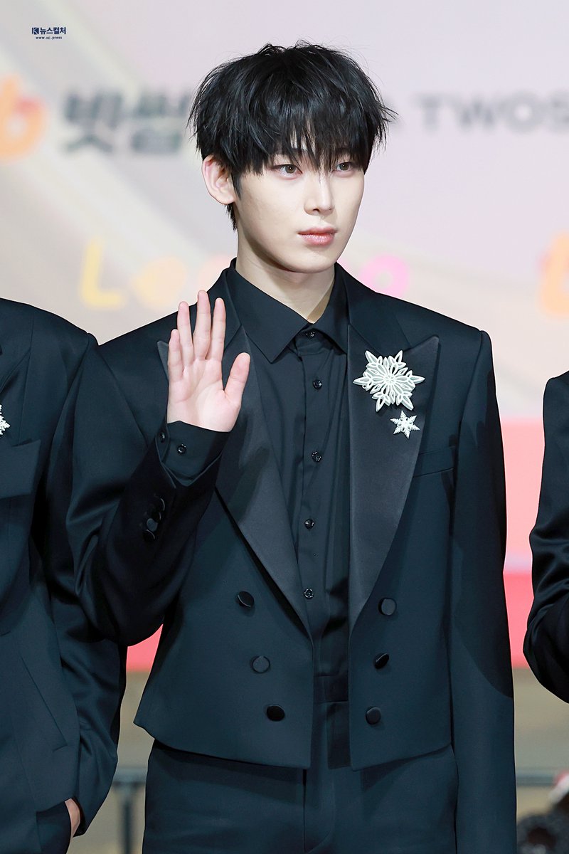 newsculture1's tweet image. 251225 가요대전 레드카펫 엔하이픈 선우

세상:
선우 : 이리와……많이힘들엇지?

🔗nc.press/news/articleVi…

#엔하이픈 #ENHYPEN
#선우 #SUNOO
#뉴스컬처 #nctv