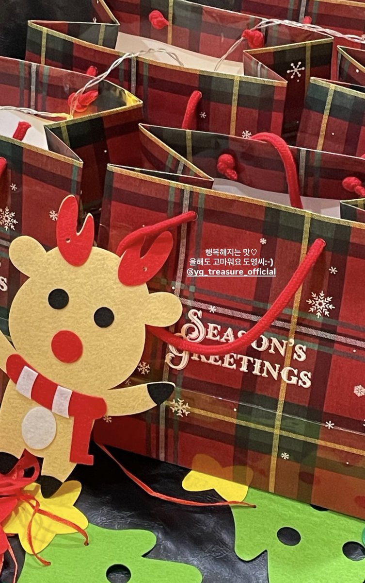 Doyoung gave Christmas gifts to the staff~
