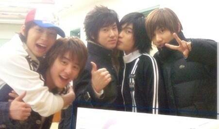 yuntomo's tweet photo. デビュー22周年おめでとうございます🎉🎉🎉大好きな5人がこれからもやりたいことがちゃんとやれて幸せでありますように…
#U_KNOW #HERO #MICKY #XIAH #MAX
#22Th_ANNIVERSARY https://t.co/MaVAY0vTmt