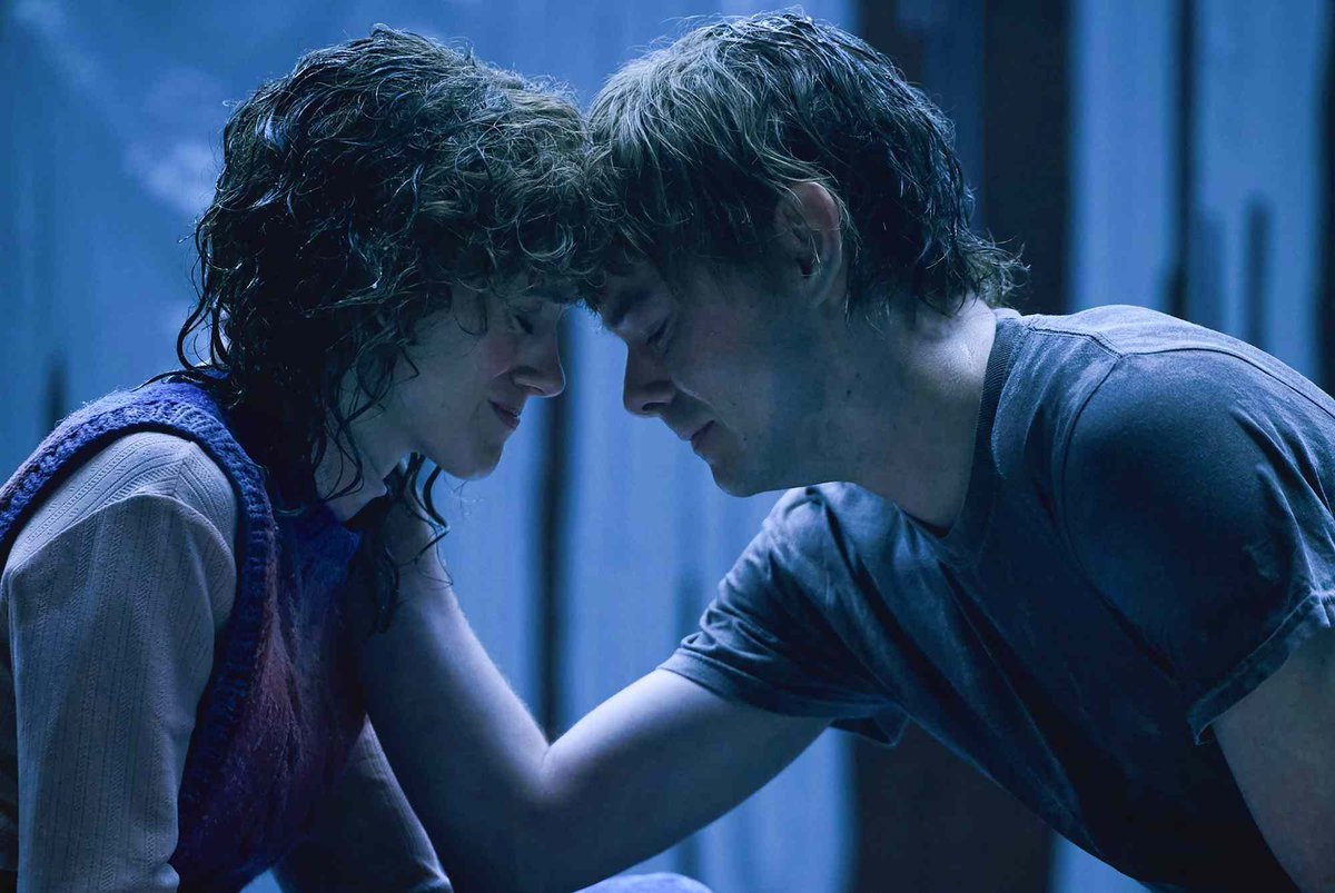 TMidnightClub's tweet photo. La escena de Nancy y Jonathan ha sido de mis favoritas de 'Stranger Things 5'. Dos personajes, que en mi opinión, no se las ha dado la oportunidad de brillar como lo hacían antes, y ahora tuvieron uno de los momentos más emblemáticos de toda la temporada. https://t.co/17EW3gFby2