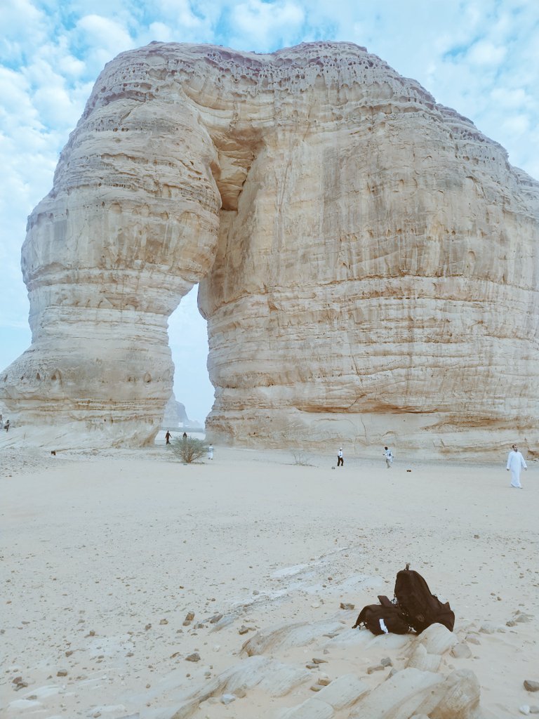 Mous1Ibrahimaba's tweet photo. ففي يوم الخميس موافق 5 /7 /1447 هجري. زرنا هذا الجبل الذي يقع في مدينة العلا، والذي يسمى بجبل الفيل لشبهه بالفيل كما قيل. وكانت هذه الرحلة من ضمن الرحلات التي تنظمها عمادة شؤون الطلاب بجامعة الإسلامية بالمدينة المنورة، وذلك بعد الانتهاء الاختبارات النهائية.فجزى الله القائمين خيرا https://t.co/0UKa5kxfoc