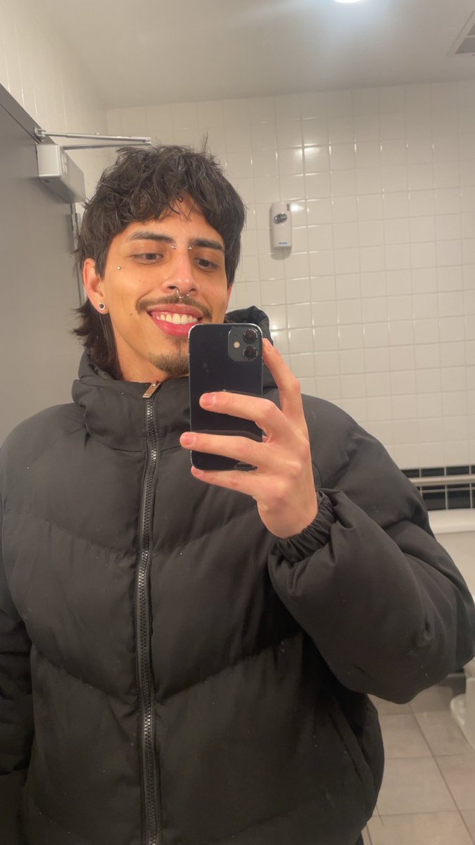 Its_looees's tweet image. Lowkey just wanna look like someone’s douchey boyfriend