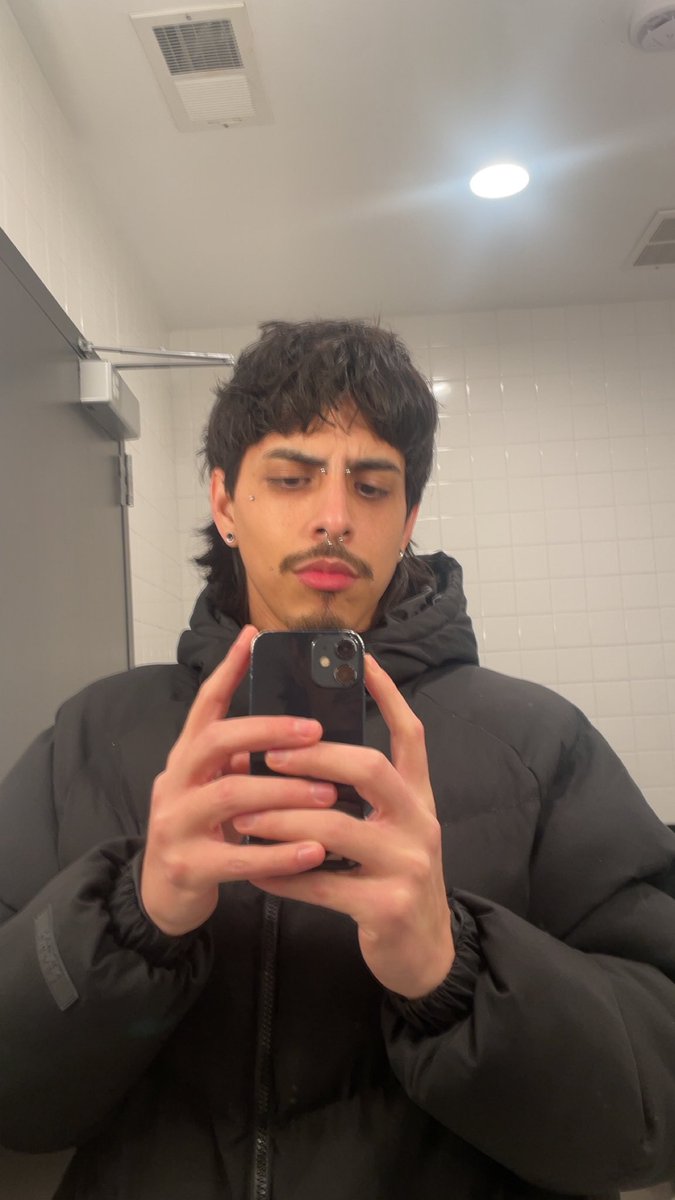 Its_looees's tweet image. Lowkey just wanna look like someone’s douchey boyfriend