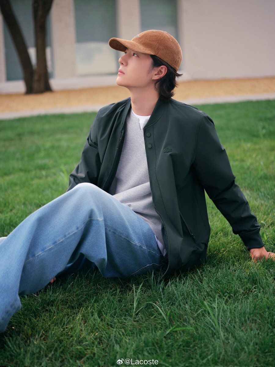 251226 LACOSTE🐊微博 #鳄鱼频道 気分に色があるなら🌳 王一博の視線は