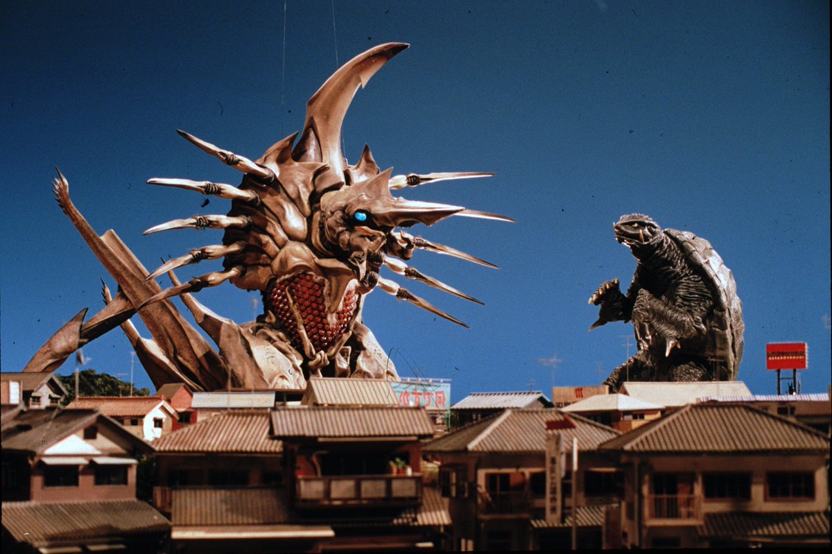 映画『ガメラ2　レギオン襲来』4K HDR
1月16日(金)全国公開

《CHARACTER》
名称：レギオン
全長：160m／重量：600t
電磁波をコミュニケーション手段とし、各種の電磁波を放射することができる。甲羅は絶縁物質でコートされており、耐熱、耐電性に優れあらゆる攻撃を弾き返す。好物は珪素(シリコン)。