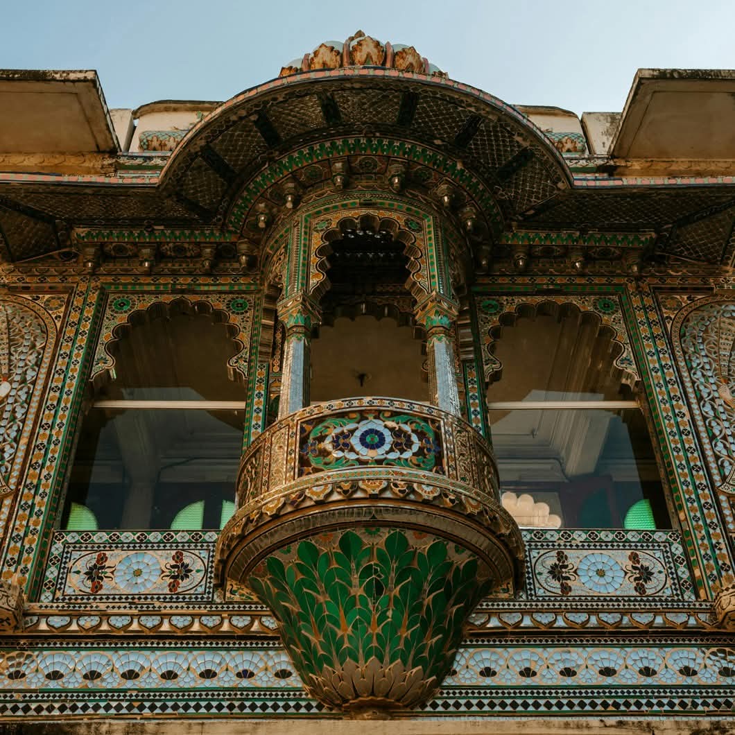 LeoDaVinciWave's tweet image. An intricately decorated balcony, City Palace complex in Udaipur, Rajasthan, India.