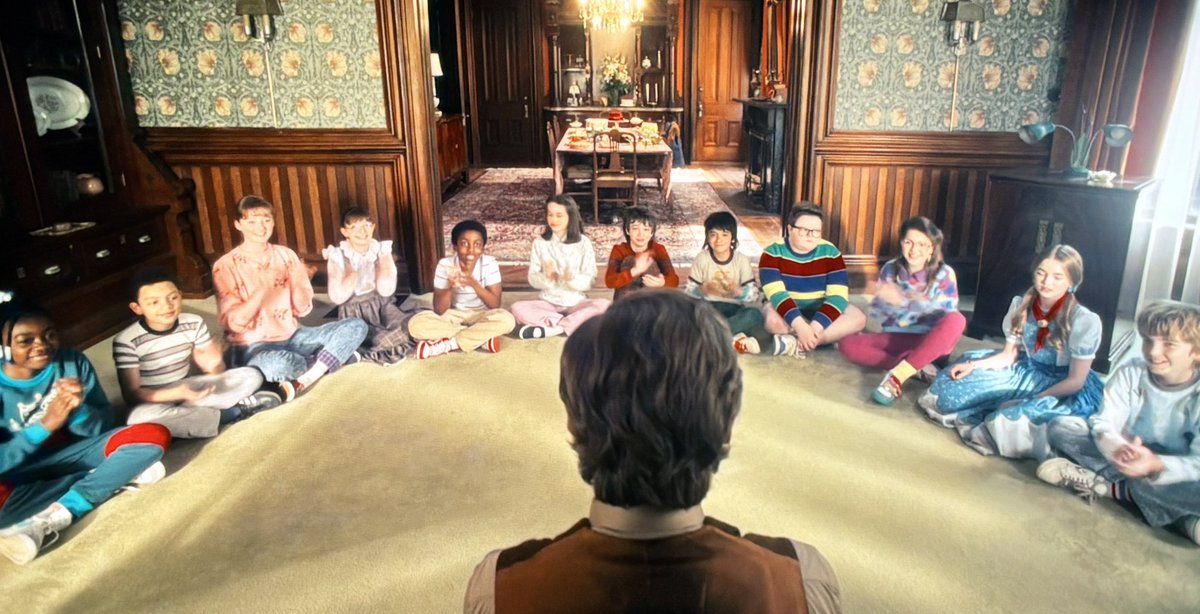 debateydebate's tweet photo. “Spoiler” de Stranger Things

Entendo serem crianças e tudo mais, terem a mente mais “fraca e controlável”, mas tem um limite ne 

Todo mundo aí já tem uns 10 anos, os pais não ensinaram a não confiar em estranhos? 

Os caras não veem os pais tem dias e tão nessa tranquilidade com um completo estranho contando uma história?

Tava faltando uma história do homem do saco na vida dessas crianças