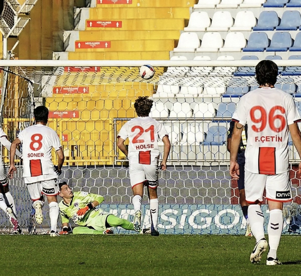 Kasımpaşa-Samsunspor maçına bahis oynayan 6 kişi gözaltına alındı.

- Samsunspor ilk yarıda 2 penaltı kaçırdı.
- Kasımpaşa ilk yarıyı 1-0 önde bitirdi.
- Samsunspor ikinci yarıda 4 gol atarak kazandı.