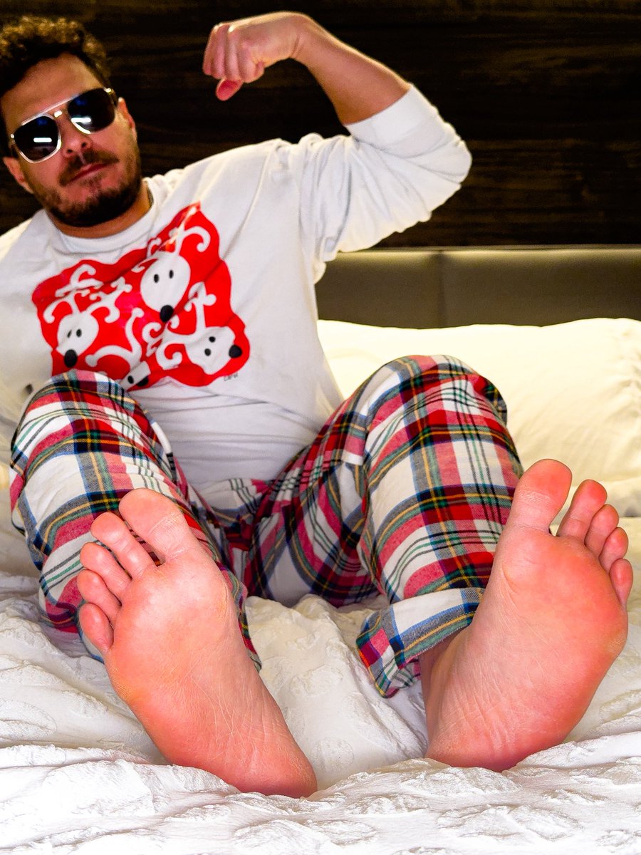 eFootjock's tweet photo. Santa, come lick my feet. https://t.co/kaiiDoHmxh