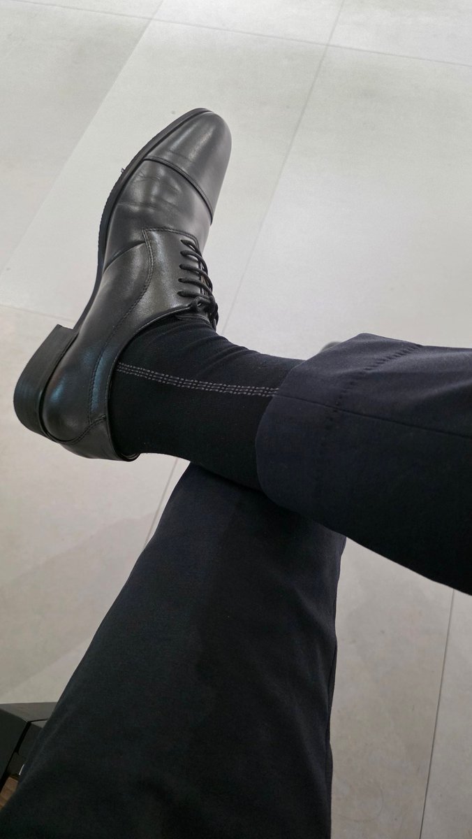 我一直覺得職男底下暗藏的襪子，樣式可以看得出個人風格與特質～～

今日紳士襪