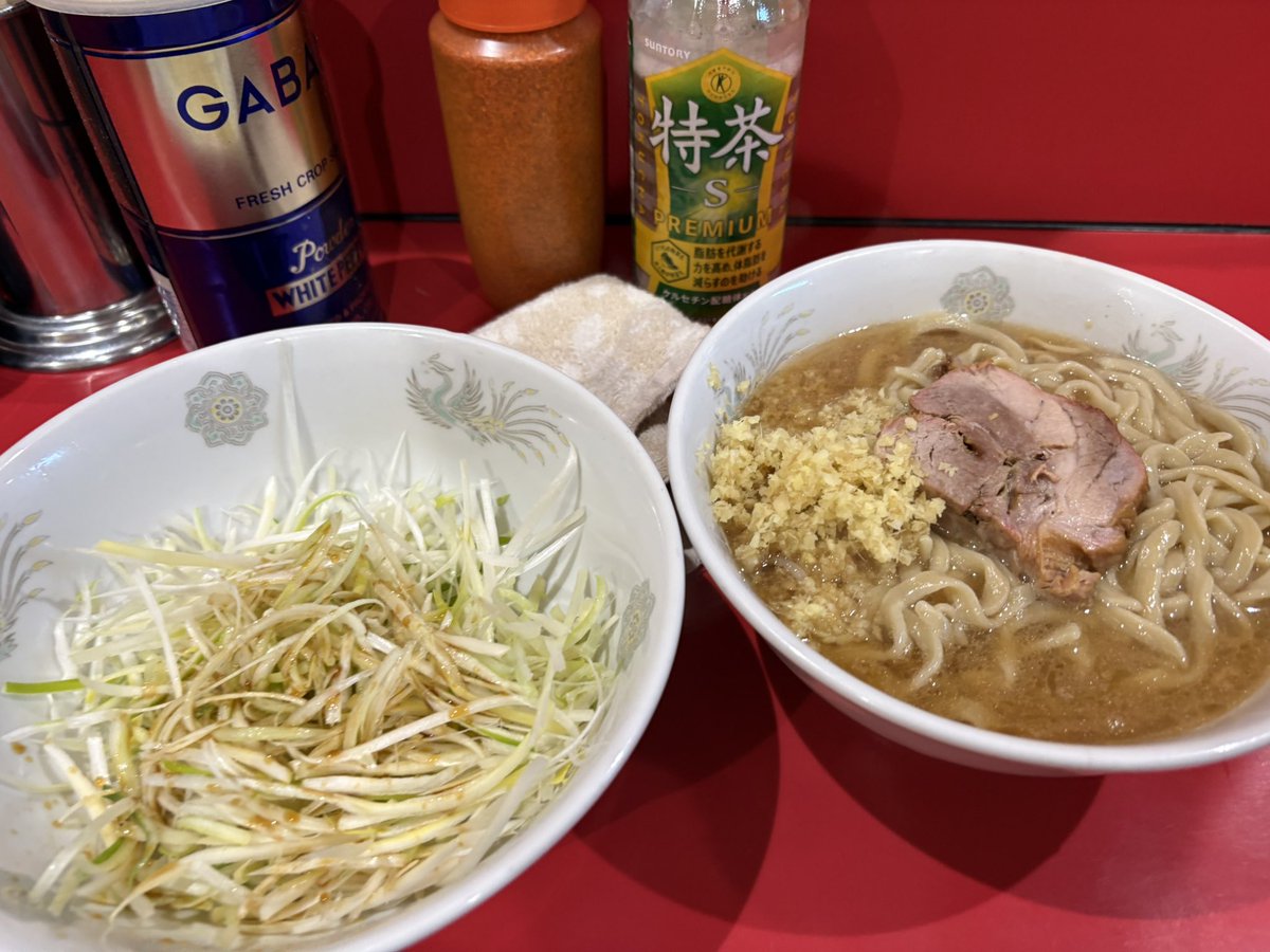 ラーメン二郎 千葉店

ミニ             ¥800
ねぎ             ¥100
ねぎ             ¥100
しょうが      ¥50
コール: 柔 やさい抜き

久しぶりの昼の部へ
並びなんて無いだろと舐めて薄着で突撃
強風で死ぬかと思った…

二郎人生で一二を争う過酷さだった😭
寒さを耐えた後のラーメン最高すぎた👍