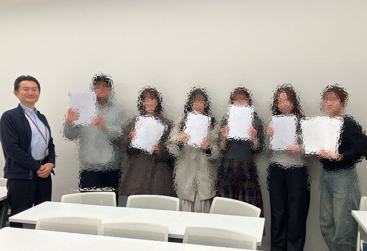 今年の丸山ゼミ、12名が卒業論文を完成させました。BCCWJ、CSJ、CEJC、I-JASなどの大規模コーパスを使った研究から、マンガ、アニメ、歌詞、口コミサイト、キャッチコピーなどからコーパスを自作して分析した研究まで、幅広く出そろいました。みなさん、おつかれさま！ よく頑張りました。(^^)