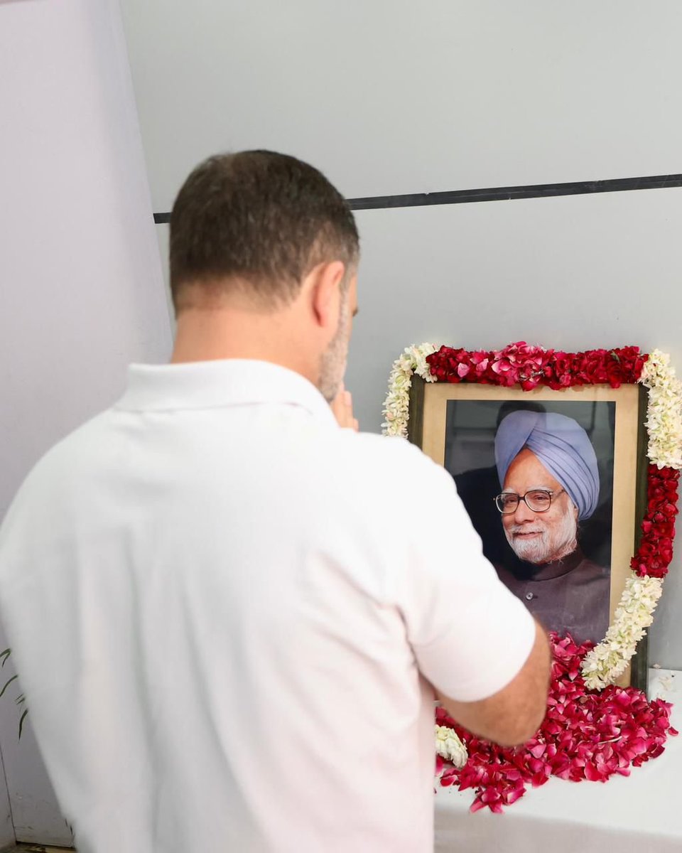 timesofindia's tweet image. #Delhi | Lok Sabha LoP and Congress MP #RahulGandhi paid floral tribute to former Prime Minister #ManmohanSingh on his death anniversary today