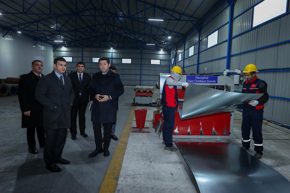 MammadovOrkh's tweet image. 🛣️Regiona səfərimizə📍Hacıqabulda 'Teodoro' MMC-nin dam örtükləri istehsalı müəssisəsi və Şirvanda fiziki şəxs Seyidzaman Səmədovun tikiş sexini ziyarətlə başladıq. #KOB-ların dövlət dəstəyi ilə bölgələrdə yaratdığı istehsal və məşğulluq imkanlarını yerində görmək qürurvericidir.