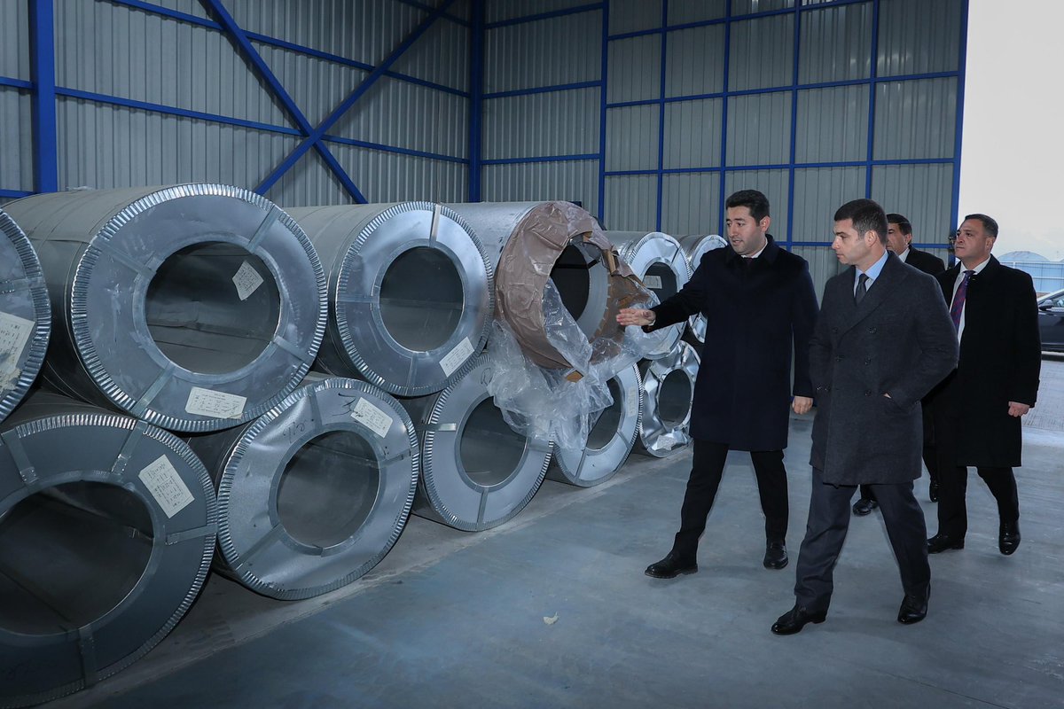MammadovOrkh's tweet image. 🛣️Regiona səfərimizə📍Hacıqabulda 'Teodoro' MMC-nin dam örtükləri istehsalı müəssisəsi və Şirvanda fiziki şəxs Seyidzaman Səmədovun tikiş sexini ziyarətlə başladıq. #KOB-ların dövlət dəstəyi ilə bölgələrdə yaratdığı istehsal və məşğulluq imkanlarını yerində görmək qürurvericidir.